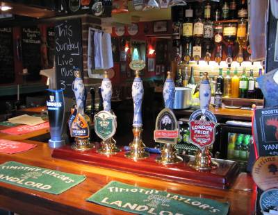 Bar dans un vieux pub traditionnel